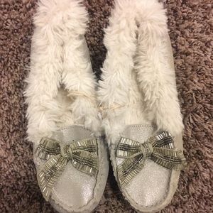 NWT American Eagle Fuzzy Silver Slippers 6.5